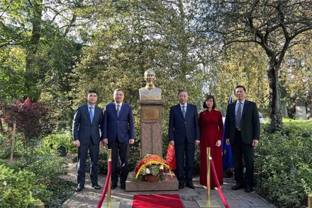 Bộ trưởng Công an Tô Lâm cùng Đoàn đại biểu đặt vòng hoa tưởng niệm Chủ tịch Hồ Chí Minh tại thành phố Montreuil, Pháp.