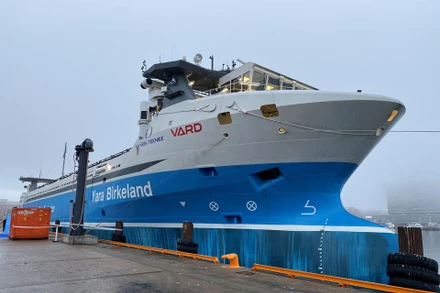 Tàu chở container tự động và chạy hoàn toàn bằng điện đầu tiên trên thế giới, được neo đậu tại cảng Oslo, Na Uy vào ngày 19/11. Ảnh: Reuters.