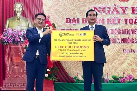 Đại diện Tập đoàn T&T Group trao tặng 1 xe cứu thương hỗ trợ tỉnh Quảng Trị phòng, chống dịch Covid-19.