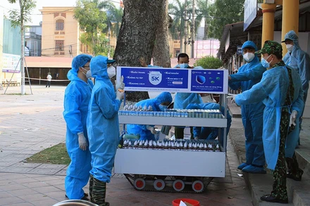 Robot vận chuyển nhu yếu phẩm phục vụ phòng, chống dịch Covid-19 là một sáng kiến tiêu biểu của người lao động. (Ảnh: BÍCH THÙY/BND)