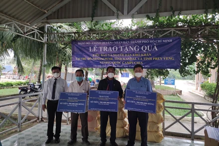 Phó Chủ nhiệm Ủy ban về Người Việt Nam ở nước ngoài TP Hồ Chí Minh Võ Thành Chất trao 1,5 tỷ đồng cho đại diện Hội Người Việt Nam tại 3 tỉnh, thành phố: Phnom Penh, Kandal và Prey Veng (Vương quốc Campuchia).