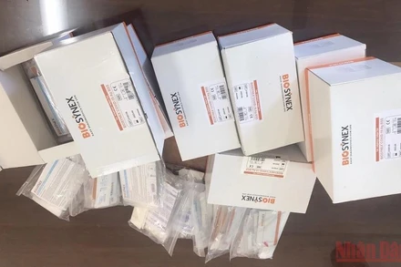 Tang vật là các bộ kit test nhanh Covid-19 bị thu giữ.
