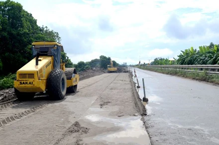 Nhà thầu huy động phương tiện máy móc đẩy nhanh tiến độ thi công đoạn đường ĐT 385 trên địa bàn huyện Văn Lâm, tỉnh Hưng Yên.