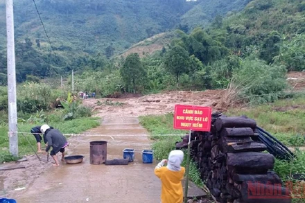Chính quyền địa phương giăng dây cảnh báo tại khu vực sạt lở. (Ảnh: QUỐC VIỆT)