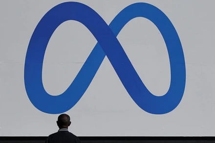 Mạng xã hội Facebook và các dịch vụ như Instagram, WhatsApp… giờ là một phần của công ty mẹ Meta (Ảnh: Reuters)