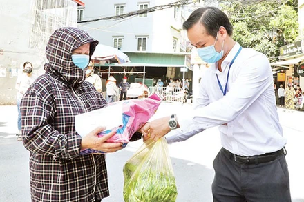 Hỗ trợ lao động tự do bị ảnh hưởng do dịch Covid-19 ở Hà Nội (Ảnh minh họa: MINH HÀ).