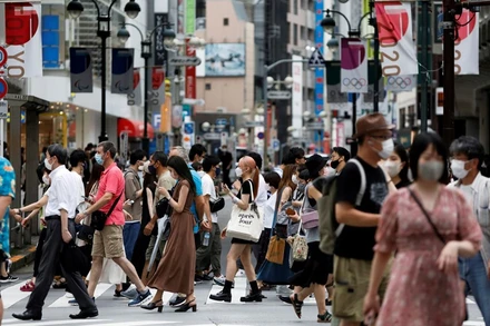 Người dân đi bộ trong khu vực mua sắm Shibuya tại Tokyo, ngày 7/8. (Ảnh: Reuters)