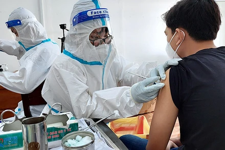 Cà Mau đẩy mạnh tiêm vaccine tăng kháng thể cho nhân dân.