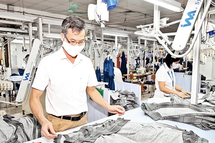 Sản xuất hàng may mặc tại Tổng công ty May 10 (Ảnh: Duy Linh).