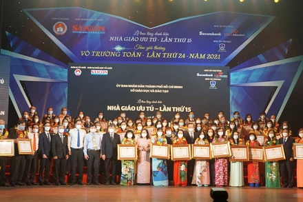 Các thầy, cô giáo nhận giải thưởng Võ Trường Toản.