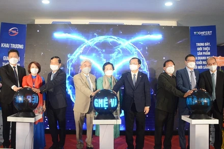 Các đại biểu thực hiện nghi thức khai trương Sàn giao dịch thông tin công nghệ và thiết bị. (Ảnh: Quốc Duy) 