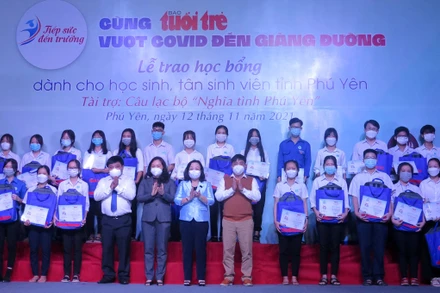 Trao học bổng cho học sinh và tân sinh viên tỉnh Phú Yên.