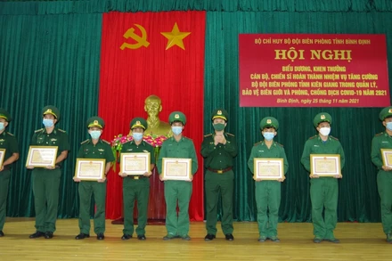Bộ Chỉ huy Bộ đội Biên phòng tỉnh Bình Định tặng Giấy khen cho các đồng chí đã hoàn thành tốt nhiệm vụ.