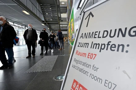 Người dân xếp hàng chờ tiêm chủng tại Đức. (Ảnh: Reuters)