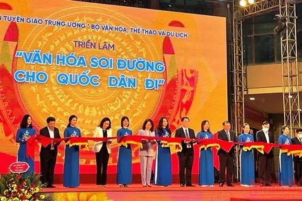 Cắt băng khai mạc triển lãm “Văn hóa soi đường cho quốc dân đi”. 