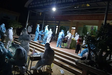 Lấy mẫu xét nghiệm cho người dân xã biên giới Na Ư trong đêm 5/11.