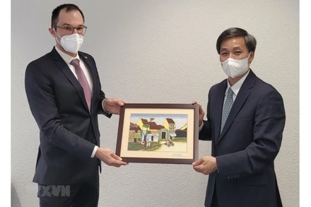 Thứ trưởng Tư pháp Nguyễn Khánh Ngọc làm việc với đại diện Bộ Tư pháp và Cảnh sát liên bang Thụy Sĩ, ông Niklaus Meier, Vụ trưởng Vụ Tư pháp quốc tế. (Ảnh: TTXVN)