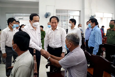 Phó Chủ tịch Thường trực Quốc hội Trần Thanh Mẫn thăm hỏi, động viên bà con khu vực 6, phường 3, TP Vị Thanh, Hậu Giang.