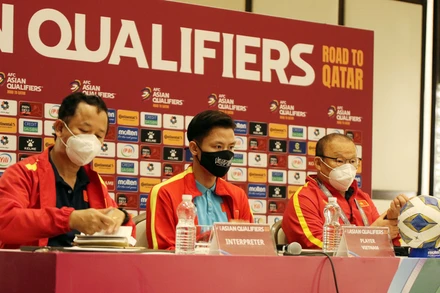 Huấn luyện viên Park Hang-seo cùng đội trưởng Quế Ngọc Hải trả lời báo chí. (Ảnh: VFF)