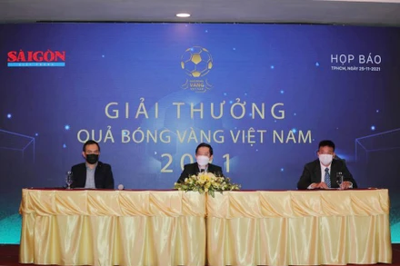 Đại diện của Ban tổ chức, nhà tài trợ chính cùng đại diện Liên đoàn Bóng đá Việt Nam trả lời phỏng vấn. (Ảnh: VFF)