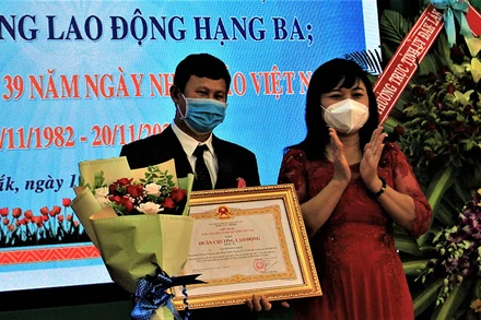Phó Chủ tịch UBND tỉnh Đắk Lắk H’Yim Kđoh trao tặng Huân chương Lao động hạng Ba cho thầy Nguyễn Đăng Bồng.