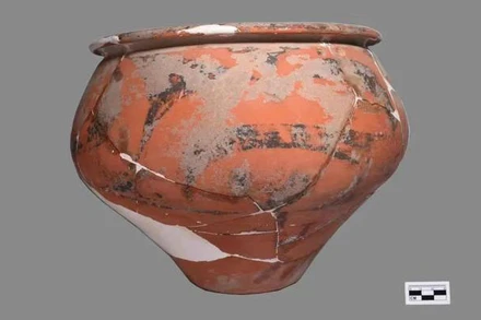 Đồ gốm khai quật được. (Ảnh: Nhân dân nhật báo)