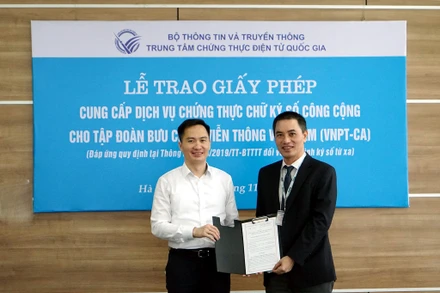 Trao giấy phép cung cấp dịch vụ chứng thực chữ ký số công cộng cho VNPT