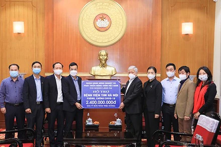 Bí thư Trung ương Đảng, Chủ tịch Ủy ban Trung ương Mặt trận Tổ quốc Việt Nam Đỗ Văn Chiến tiếp nhận ủng hộ từ Ngân hàng Nông nghiệp và Phát triển nông thôn chi nhánh Láng Hạ. (Ảnh: Diệp Vinh)