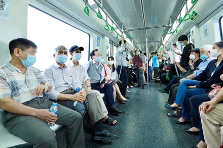 Hành khách trải nghiệm chuyến tàu đường sắt đô thị Cát Linh - Hà Ðông trong ngày đầu tiên đưa vào khai thác thương mại. Ảnh: Minh Hà