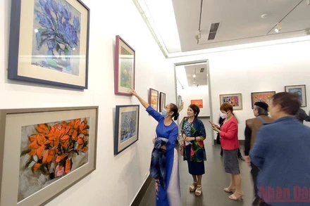 Triển lãm thu hút sự quan tâm của công chúng. (Ảnh: HẢI LÂM)