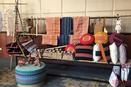 Các mặt hàng thủ công mỹ nghệ trưng bày trong khách sạn Melia Hà Nội.