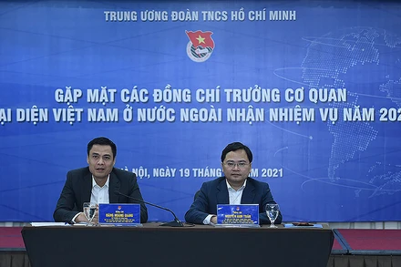 Từ phải qua trong ảnh: các đồng chí Nguyễn Anh Tuấn, Đặng Hoàng Giang điều hành chương trình.