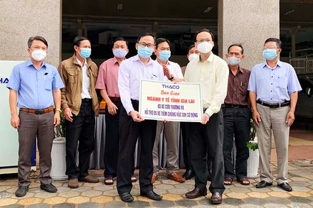 Đại diện THACO trao biển tượng trưng cho lãnh đạo Sở Y tế Gia Lai. (Ảnh: Như Nguyện)