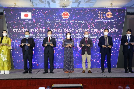 Các đại biểu dự lễ khai mạc (Ảnh: GDVT).