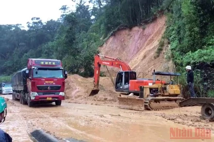 Đến đầu giờ chiều 30/11, các phương tiện đã được lưu thông một chiều qua điểm sạt lở.