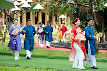 Trình diễn áo dài truyền thống xứ Huế tại “Ngày Văn hóa các dân tộc Việt Nam” năm 2021. Ảnh: ĐĂNG KHOA