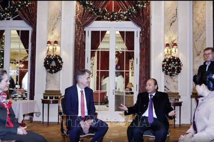 Chủ tịch nước Nguyễn Xuân Phúc tiếp ông Alec von Graffenried, Thị trưởng thành phố Bern. (Ảnh: TTXVN)