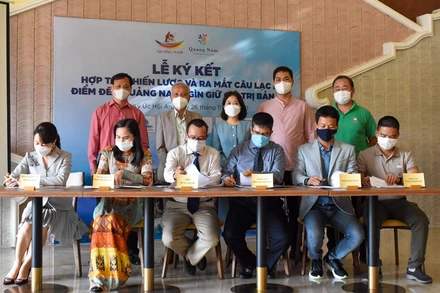 Ký kết hợp tác và ra mắt câu lạc bộ “Điểm đến Quảng Nam - Gìn giữ giá trị bản địa”. (Ảnh: QUỐC VIỆT)