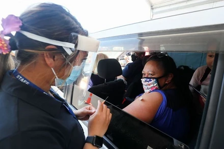 Tiêm vaccine Pfizer ngừa Covid-19 ở Otara, ngoại ô Auckland, New Zealand, ngày 16/10/2021. (Ảnh: Reuters)