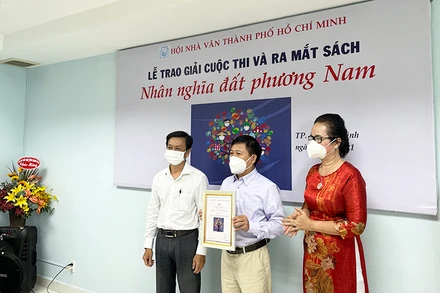Trao giải Nhất cuộc thi cho tác giả Tự Hàn.