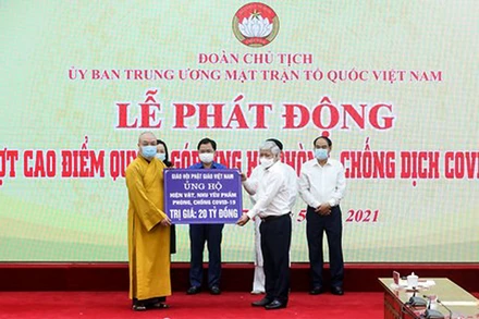 Chủ tịch Ủy ban Trung ương Mặt trận Tổ quốc Việt Nam Đỗ Văn Chiến tiếp nhận ủng hộ phòng, chống dịch Covid 19 từ Giáo hội Phật giáo Việt Nam.