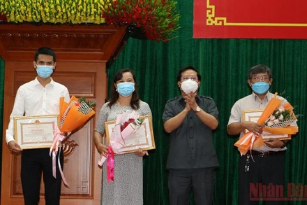 Đồng chí Lê Ngọc Tuấn, Chủ tịch Ủy ban nhân dân tỉnh Kon Tum, trao Bằng khen cho các tập thể, cá nhân.