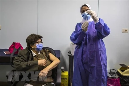Nhân viên y tế tiêm vaccine phòng Covid-19 cho người dân tại Cairo, Ai Cập, ngày 4/3. (Ảnh: AFP/ TTXVN)