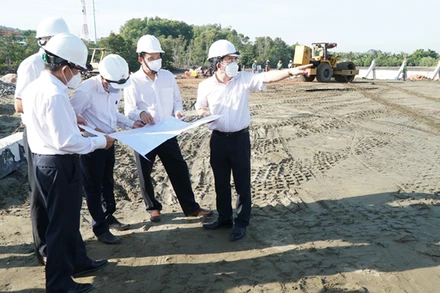 Ông Nguyễn Văn Hợp (thứ 2 từ trái qua) kiểm tra, đôn đốc các đơn vị thi công trên công trường thi công.