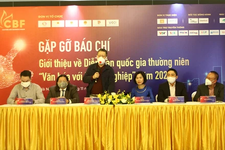 Quang cảnh buổi gặp gỡ báo chí trao đổi thông tin. 