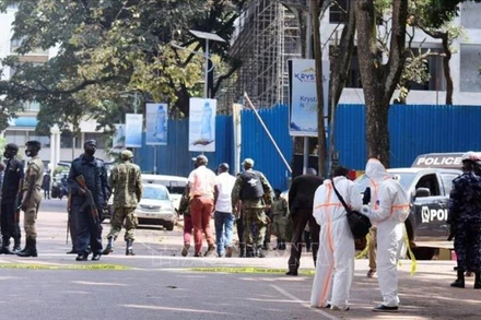 Lực lượng chức năng làm nhiệm vụ tại hiện trường vụ nổ ở trung tâm thủ đô Kampala, Uganda ngày 16/11. (Ảnh: Reuters/TTXVN)