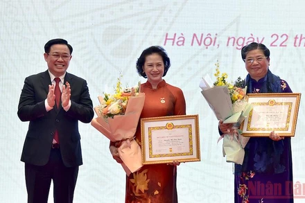 Chủ tịch Quốc hội Vương Đình Huệ trao Huy hiệu 40 năm tuổi Đảng cho nguyên Chủ tịch Quốc hội Nguyễn Thị Kim Ngân và nguyên Phó Chủ tịch Thường trực Quốc hội Tòng Thị Phóng. (Ảnh: DUY LINH)