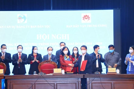 Quang cảnh lễ ký kết giữa hai cơ quan.