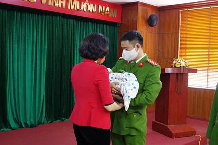 Cục Cảnh sát hình sự bàn giao trẻ sơ sinh trong Chuyên án giải cứu 5 trẻ sơ sinh hồi tháng 3 cho Trung tâm phụ nữ và phát triển thuộc Hội liên hiệp phụ nữ Việt Nam.