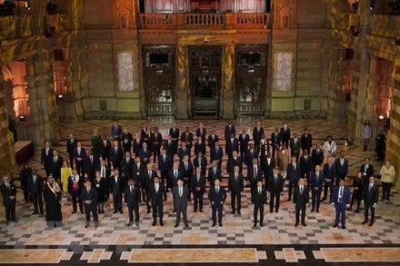 Lãnh đạo các quốc gia chụp ảnh chung tại ngày khai mạc COP26 ở Glasgow (Anh), tối 1/11. (Ảnh: AFP/TTXVN)